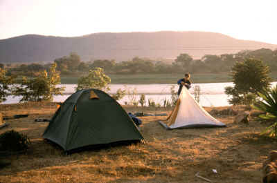 Am nchsten Morgen fanden wir erstaunt heraus, da das "Yellow Chicken Camp" in Chipata ja direkt an einem See liegt. Es war wohl mehr als Glck, da da nachts bei der Suche nach einem Pltzchen fr das Zelt da reingefallen ist.