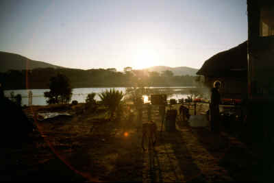 Neben der idyllischen Lage brachte uns das "Yellow Chicken" auch eine superschne sternklare Nacht mit Milchstrae bis zum Horizont und einen wunderschnen Sonnenaufgang. Leider waren am Abend alle so kaputt von der Fahrt auf der Great East Road, da sich niemand mehr aufraffen konnte noch astronomisch ttig zu werden.