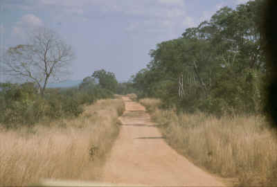 So knnen Hauptstraen in Sambia auch aussehen: Die Haupstrae von Chipata zum South Luangwa National Park; immerhin eine der grten Straen Sambias. Zwischendurch waren tatschlich sogar mal zwei kurze Stcke geteert, der Rest bestand eigentlich nur aus Schlaglchern mit ein bisschen Strae drumrum.
