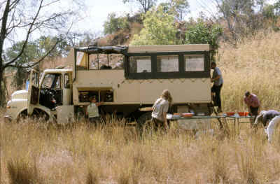 Die Mittagspause fand mal wieder am Wegesrand statt. Wre da nicht der Tmpel hinter dem LKW gewesen htte es bestimmt auch weniger Mcken im Essen gehabt.