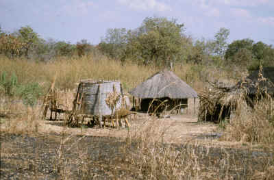 Noch eine Htte, diesmal mit dem ganz charakteristischen Rundspeicher.