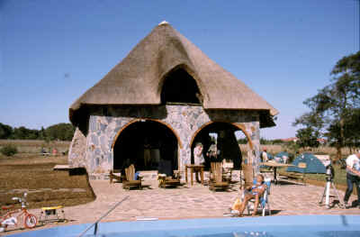 Untergebracht waren wir fr die ersten Tage im Camp "Village Rest" in Lilaye, etwas sdlich von Lusaka gelegen. Wie man unschwer erkennen kann fhlten wir uns dort berhaupt nicht wohl.... ;-))))