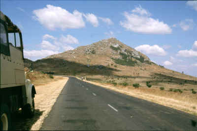 Die Straen in Malawi sehen doch gleich ganz anders aus als in Sambia. Der Berg gehrt brigens zum Afrikanischen Grabenbruch.