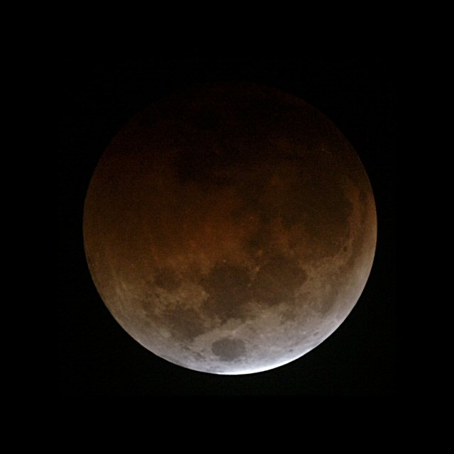 Der vollstndig verfinsterte Mond